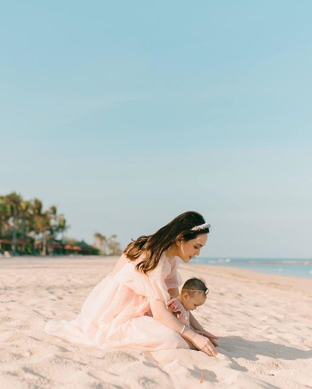 8 Portraits of Shandy Aulia and Baby Claire at Bali Beach, Beautifully Wearing Matching Pink Dresses