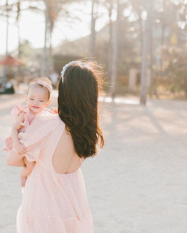 8 Portraits of Shandy Aulia and Baby Claire at Bali Beach, Beautifully Wearing Matching Pink Dresses