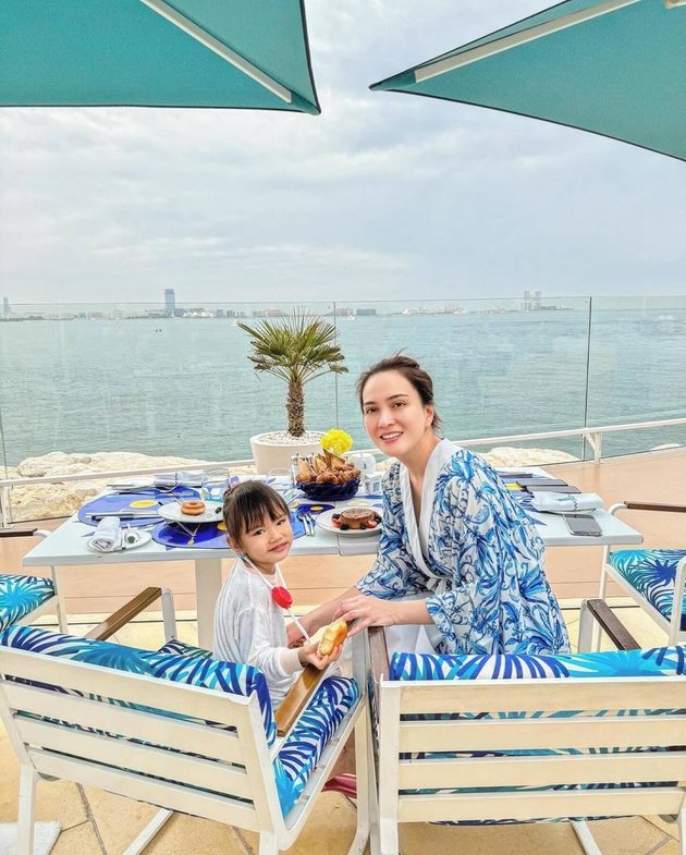 8 Pictures of Shandy Aulia Spending Eid Holiday with Claire in Dubai