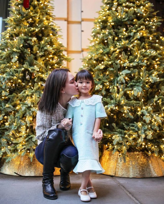 8 Portraits of Shandy Aulia Celebrating Christmas Moments with Children & Ex-Husband in New York