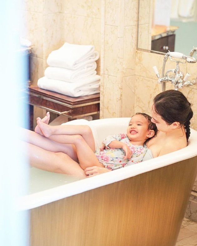 8 Potraits of Shandy Aulia Bathing Together with Claire Herbowo, Very Happy and Intimate Until Kissing Each Other's Lips on the Bathtub