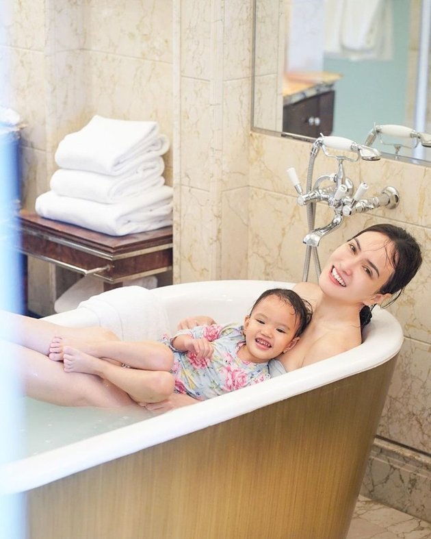 8 Potraits of Shandy Aulia Bathing Together with Claire Herbowo, Very Happy and Intimate Until Kissing Each Other's Lips on the Bathtub