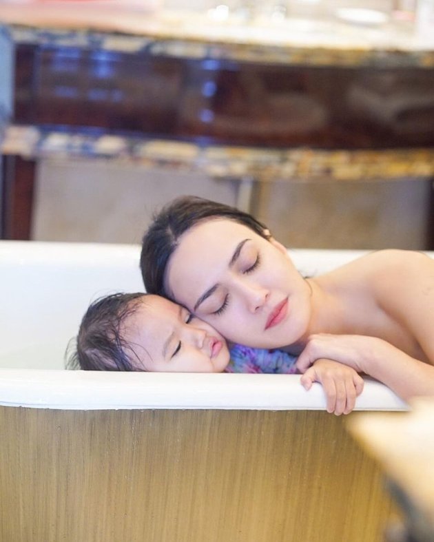 8 Potraits of Shandy Aulia Bathing Together with Claire Herbowo, Very Happy and Intimate Until Kissing Each Other's Lips on the Bathtub