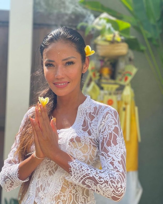 8 Photos of Shanty Whose Faith is Highlighted After Performing a House Moving Ritual, Settling in Bali After 12 Years in Hong Kong