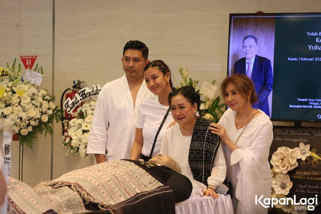 8 Portraits of Sharena Delon Mourning the Death of Yohan Simangunsong, Father of Dewi Lestari