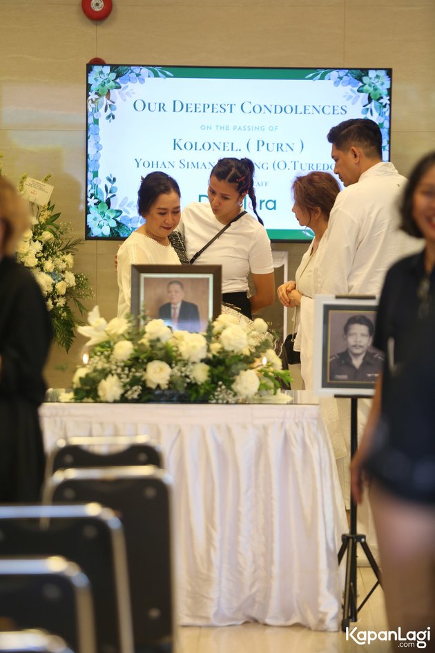 8 Portraits of Sharena Delon Mourning the Death of Yohan Simangunsong, Father of Dewi Lestari