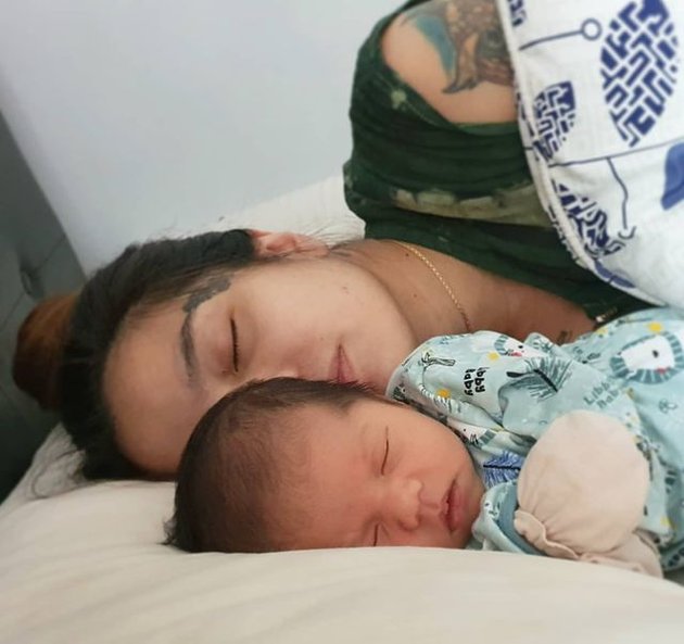 8 Portraits of Sheila Marcia When Taking Care of Her Newborn Baby, Hot Mom with Tattoos