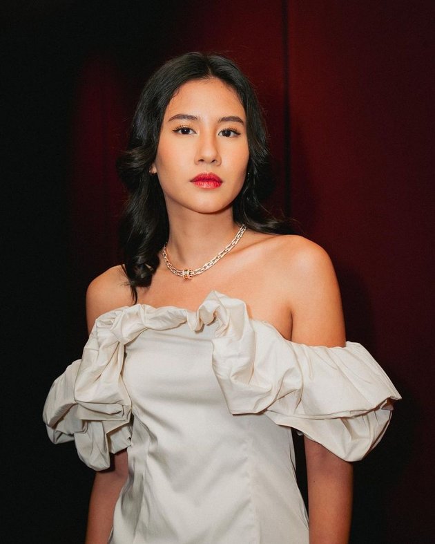 Prove Yourself as a Supportive Girlfriend, Check Out 8 Photos of Shenina Cinnamon Closely Attending Angga Yunanda's Gala Premiere 'CATATAN SI BOY'