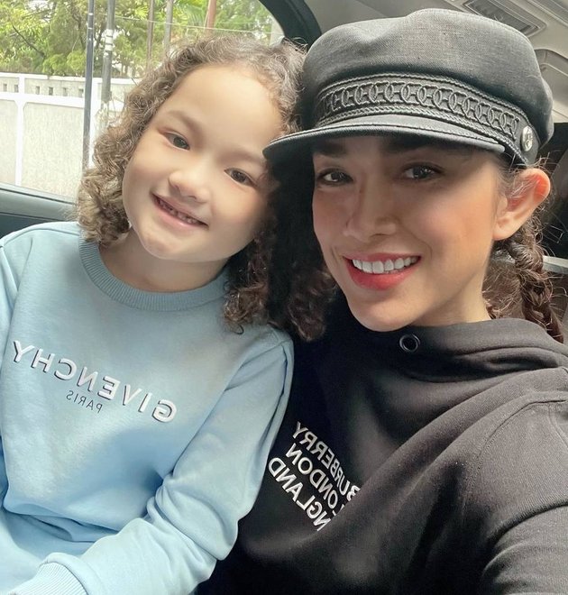 8 Photos of Sheva, Ussy Sulistiawaty's Adorable 5-Year-Old Daughter, Willing to Dress Up Before Meeting Rafathar - So Cute