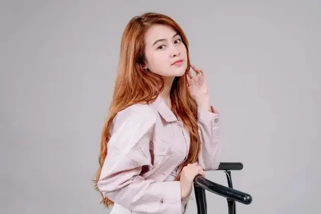 Shofi Rabbi 8 Portraits of Shofi WJ, 'Madura Girl' Who Went Viral - Creating Job ...