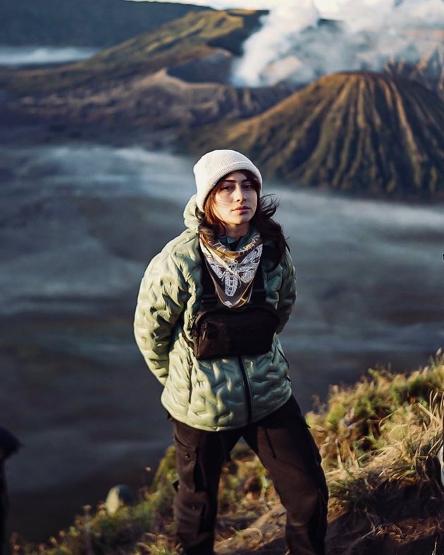 8 Photos of Sintya Marisca Climbing Mountains, Still Beautiful Even at the Peak of Rinjani