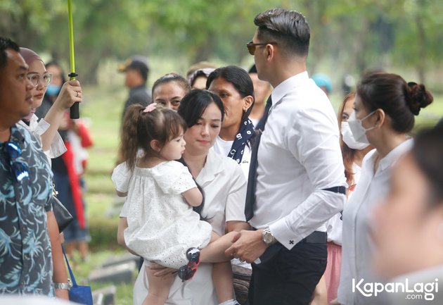 10 Photos of Chloe, Asmirandah's Daughter, at Jonas Rivanno's Mother's Funeral, the Little One's Gloomy Expression Becomes the Highlight