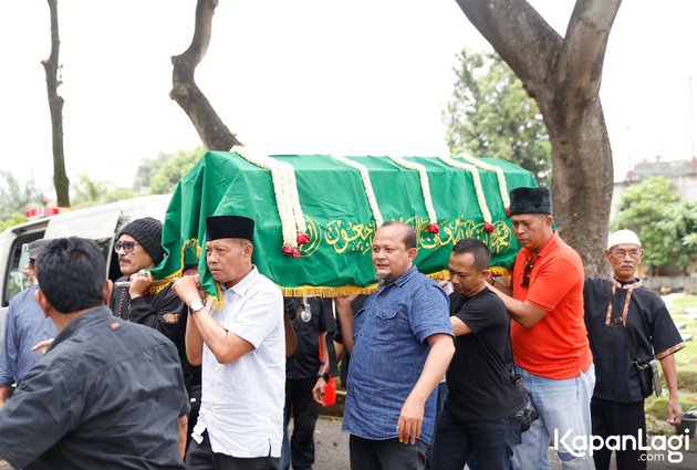 Jenazah Nomo Koeswoyo dikebumikan di TPU Jeruk Purut, Jakarta Selatan, Kamis (16/3) siang. Pemakaman drummer band Koes Bersaudara itu diikuti oleh keluarga hinga kerabat musisi.