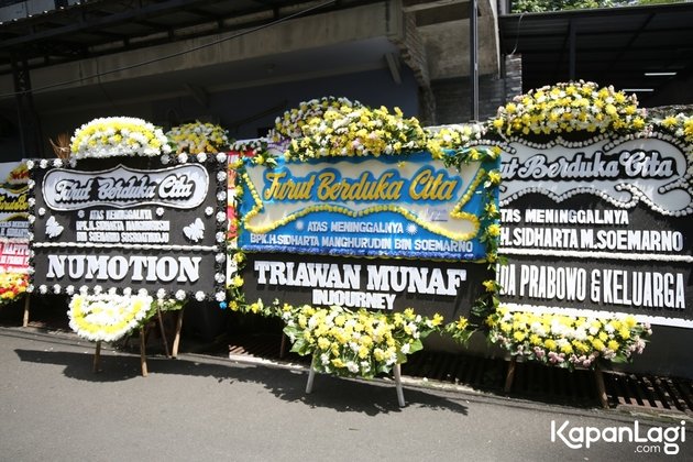 8 Portraits of the Atmosphere of Bimbim Slank's Funeral Home, Visitors Arriving - Filled with Flower Arrangements