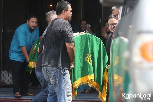 8 Portraits of the Atmosphere of Angger Dimas' Funeral Home, Filled with Mourners and Flower Arrangements
