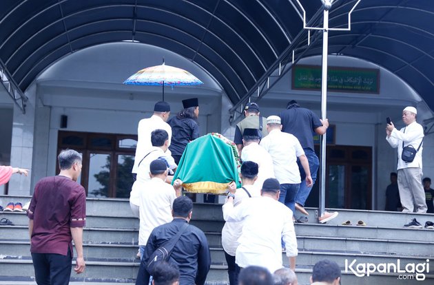 8 Photos of Michelle Joan's Mother's Funeral, Visitors and Flower Arrangements Arrive