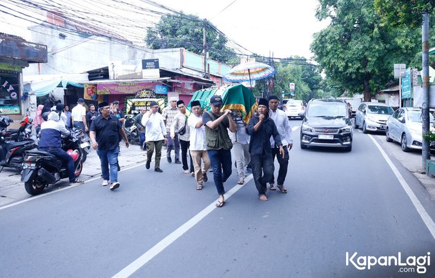 8 Photos of Michelle Joan's Mother's Funeral, Visitors and Flower Arrangements Arrive