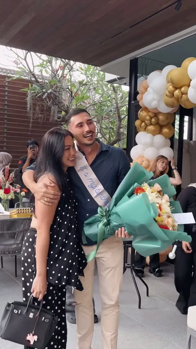 Potret Suprise Ultah Vincent Verhaag