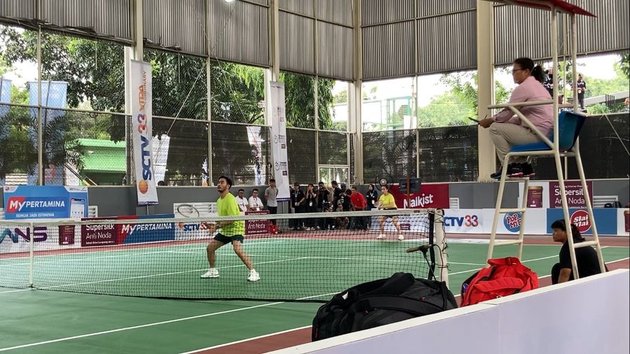 8 Photos of Syahnaz Watching Jeje Play Tennis, Sitting Calmly in the Audience Seat