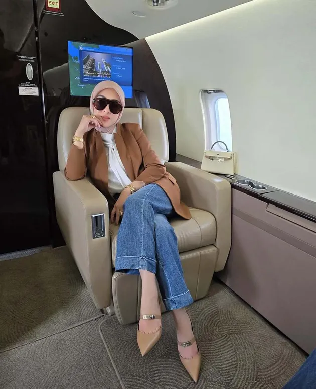 potret Syahrini naik jet pribadi