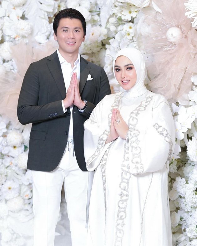 8 Potret Syahrini and Reino Barack Celebrating Eid al-Adha in Singapore, Proudly Showing off the Growing Baby Bump