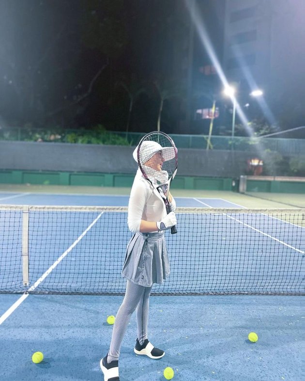 8 Potret Syahrini Playing Tennis in Singapore, Always Shining with ABG-like Outfits