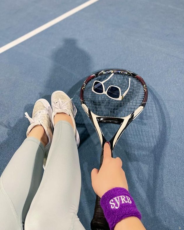8 Photos of Syahrini Being Indifferent When Teased by Denise Chariesta, Having Fun Playing Tennis in Singapore with a Stylish Outfit - Not Forgetting to Wear Sunglasses