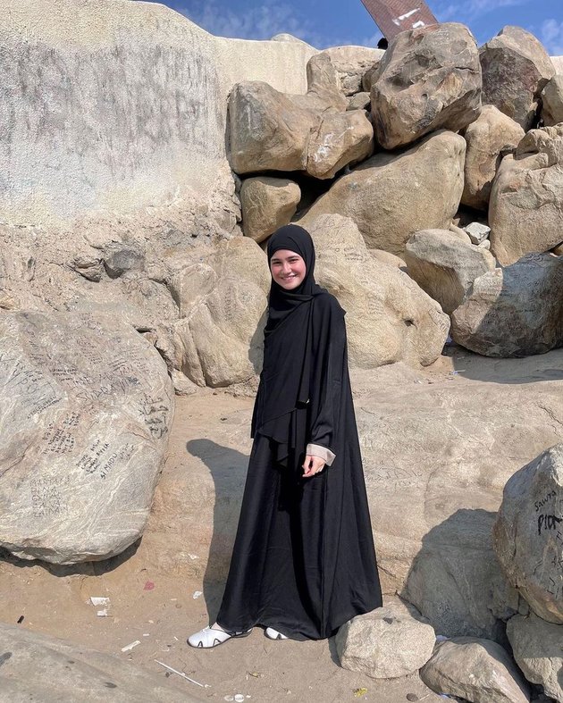 8 Photos of Syifa Hadju During Umrah that Catch Attention, More Beautiful and Graceful!