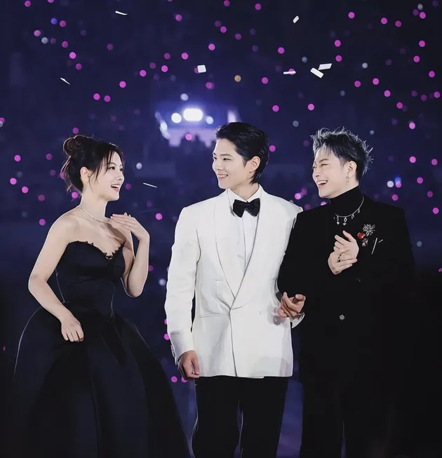 Takeru Satoh bareng Park Bo Gum di atas panggung