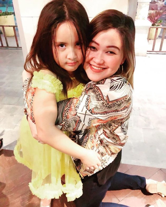 8 Rarely Seen Photos of Talitha, Nia Ramadhani's Sister, Giving Support to Her Adorable Younger Sister