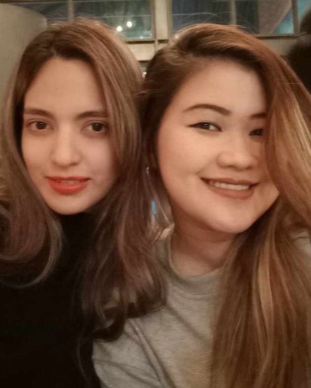8 Rarely Seen Photos of Talitha, Nia Ramadhani's Sister, Giving Support to Her Adorable Younger Sister