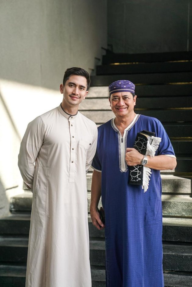 8 Handsome Portraits of Verrell Bramasta Praying Eid Together with Ivan Fadilla - Inviting Venna Melinda to Vacation in Japan
