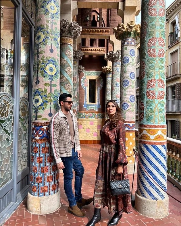 8 Photos of Tania Nadira's Vacation in Spain, Showing Affection with Beloved Husband - Like Honeymoon Again