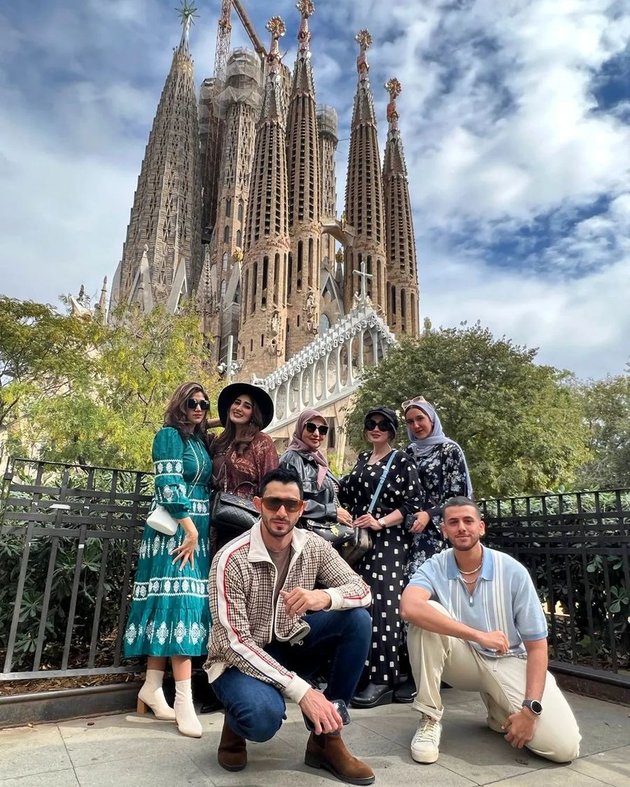 8 Photos of Tania Nadira's Vacation in Spain, Showing Affection with Beloved Husband - Like Honeymoon Again