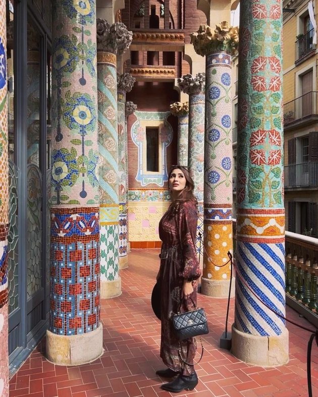 8 Photos of Tania Nadira's Vacation in Spain, Showing Affection with Beloved Husband - Like Honeymoon Again