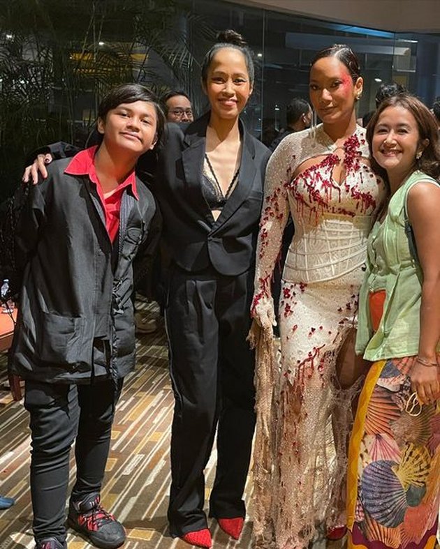 8 Potret Tara Basro at the Gala Premiere of 'PENGABDI SETAN 2', Stunningly Striding on the Red Carpet in a 'Bloody' Dress with a Super High Slit