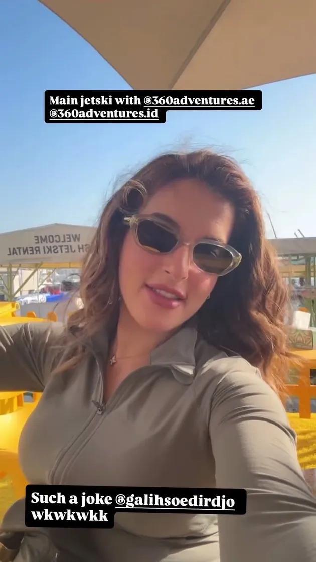 Tasya Farasya pakai kacamata hitam
