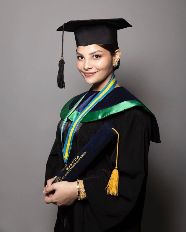 8 Photos of Tengku Nadira, Enny Beatrice's Beautiful Daughter who has Just Graduated from Medical School - Still Beautiful and Rarely Seen