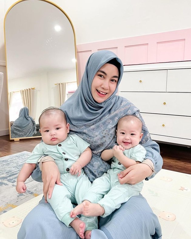 8 Latest Photos of Alma and Alsha, Anisa Rahma's Twin Children who are Getting Cuter, Learning to Sit Adorably Like Living Dolls