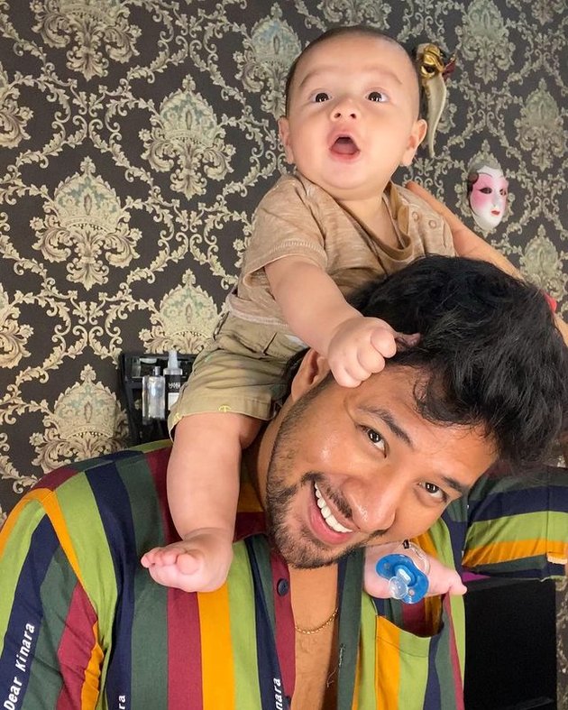 8 Latest Photos of Ammar Zoni While Carrying Baby Air, Making Netizens Adore His Father
