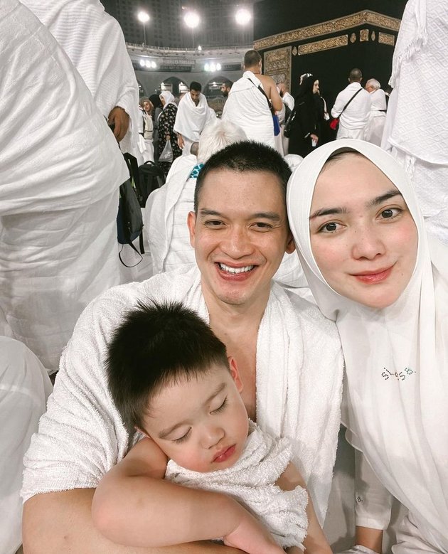 8 Latest Photos of Citra Kirana and Rezky Aditya who are Currently Performing Umrah Together with Baby Athar, Such a Family Goals!