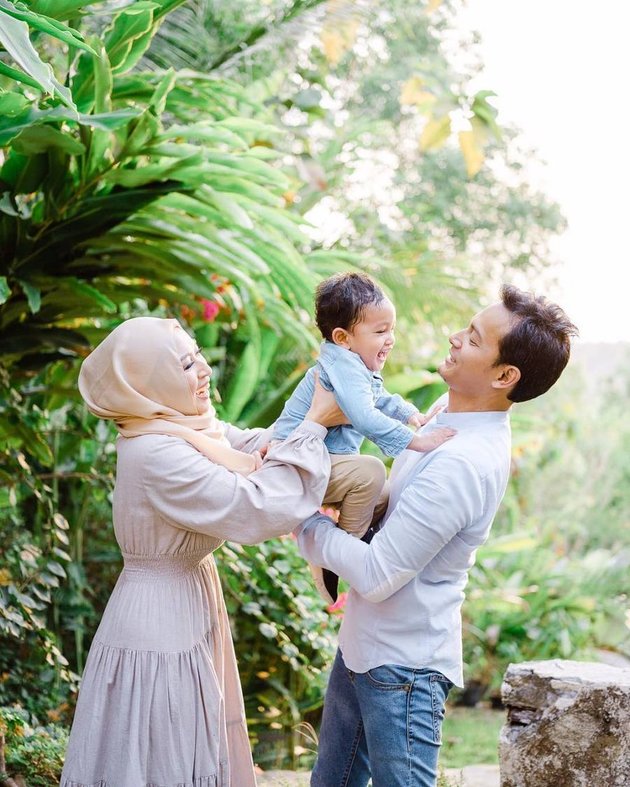 8 Latest Photos of Fedi Nuril, Ageless - Living Harmoniously with Wife and Child