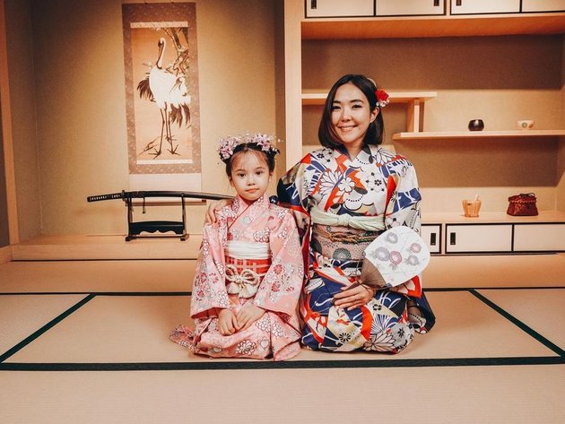 8 Latest Pictures of Gempi Looking Beautiful as a Japanese Girl, Gading Marten and Gisella Anastasi are United in Kissing Their Child