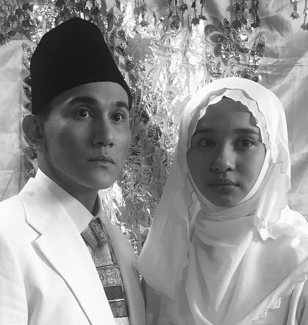 Laudya Cynthia Bella mengunggah foto bersama Vino G Bastian yang mirip Buya Hamka bersama istrinya dengan memakai baju dan hijab putih.