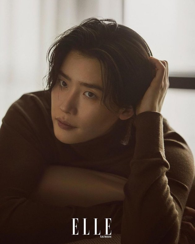 8 Latest Photos of Lee Jong Suk in Elle Taiwan, Looking Masculine and Sporting Long Hair Like a Prince on a Horse