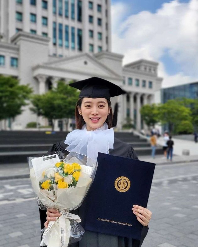 Lim baru saja membagikan potret wisuda setelah lulus dari Hankuk University of Foreign Studies.