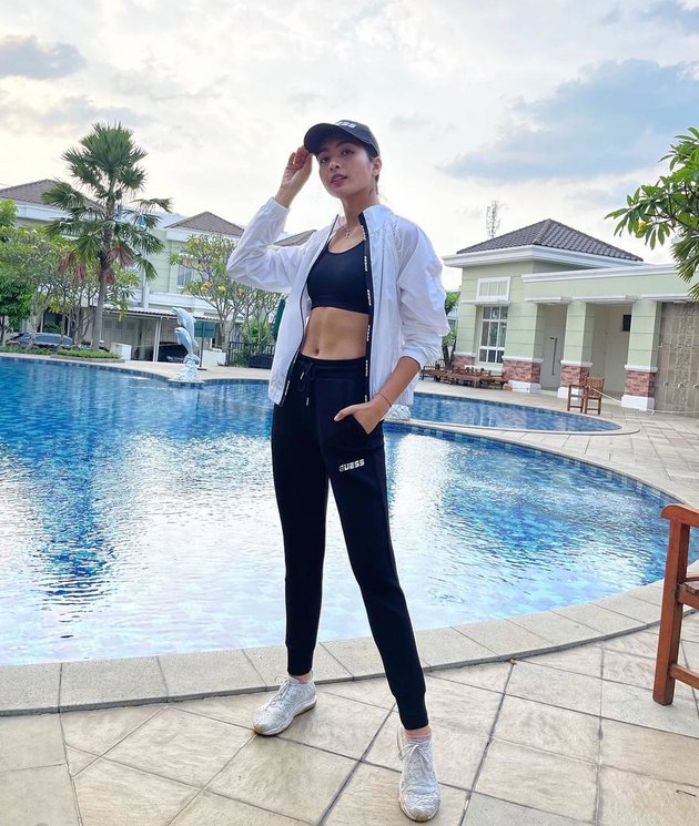 8 Latest Photos of Liza Elly, Former Wife of Nicky Tirta, Hot Mama Showing Off Flat Stomach and Body Goals