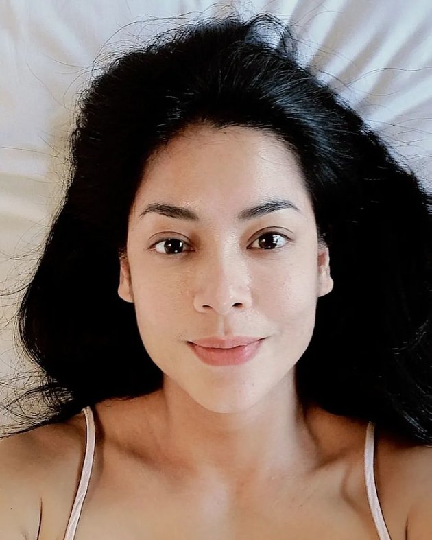 8 Latest Portraits of Lulu Tobing, Naturally Beautiful, Ageless, and Charming at the Age of 46