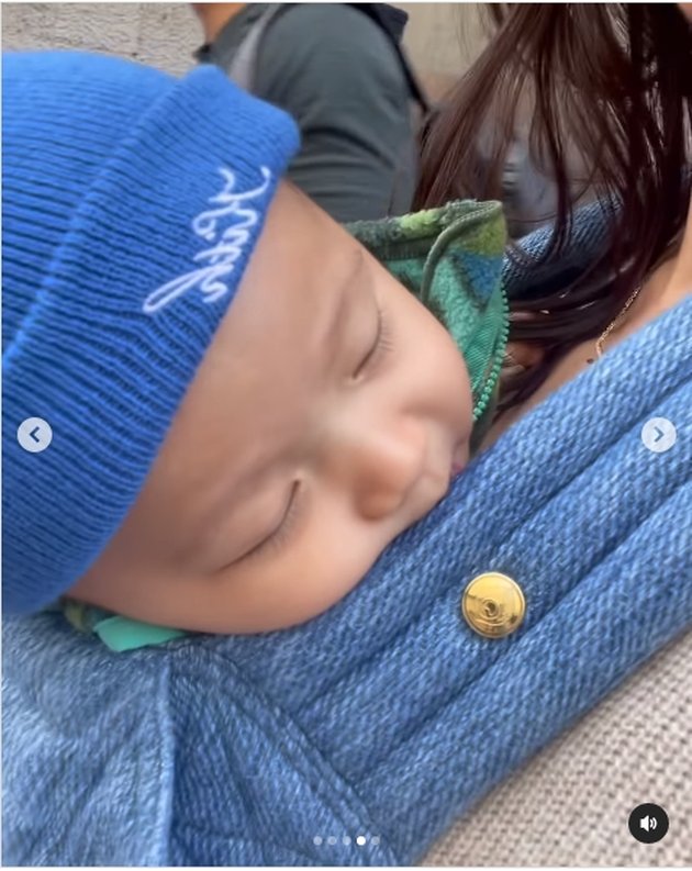 8 Latest Photos of Nadia Saphira Taking Care of her First Child, Aura Hot Mom Steals Attention - So Cute, Baby Sleeping While Being Carried