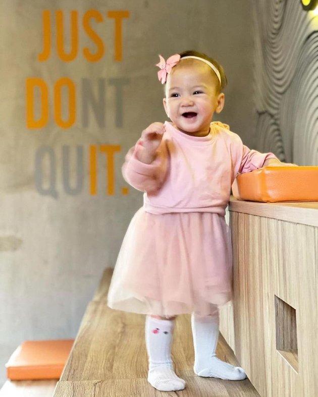 8 Latest Portraits of Mona Ratuliu's Youngest Daughter who Previously Experienced Skin Disorder, Now Fully Recovered, Even Cuter and More Adorable
